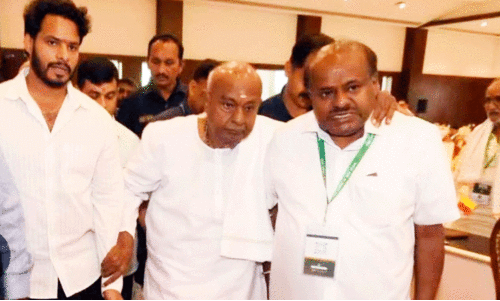 ച​ന്ന​പ​ട്ട​ണ പ​രാ​ജ​യം ച​ർ​ച്ച​യാ​ക്കാ​ൻ മ​ടി​ച്ച് ഗൗ​ഡ കു​ടും​ബം