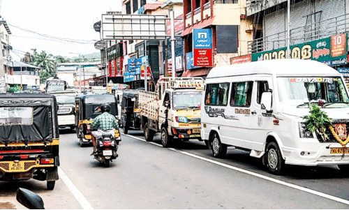 തിരക്ക് നിയന്ത്രിക്കാൻ ഉദ്യോഗസ്ഥരില്ല; കോന്നിയിൽ ഗതാഗത നിയന്ത്രണം പാളുന്നു