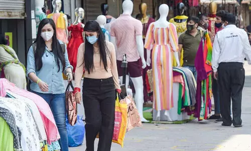 ചെറുകിട വ്യാപാരികളുടെ വയറ്റത്തടിച്ച് ഡൽഹിയിലെ   വായു മലിനീകരണം; കാൽ നടയാത്രക്കാർ കുത്തനെ കുറഞ്ഞു