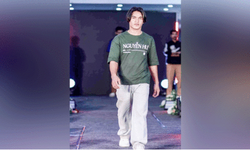 അക്കല്‍ ടൈല; ഫാഷൻ റാമ്പിലും പൊറോട്ട മേക്കിങ്ങിലും താരം