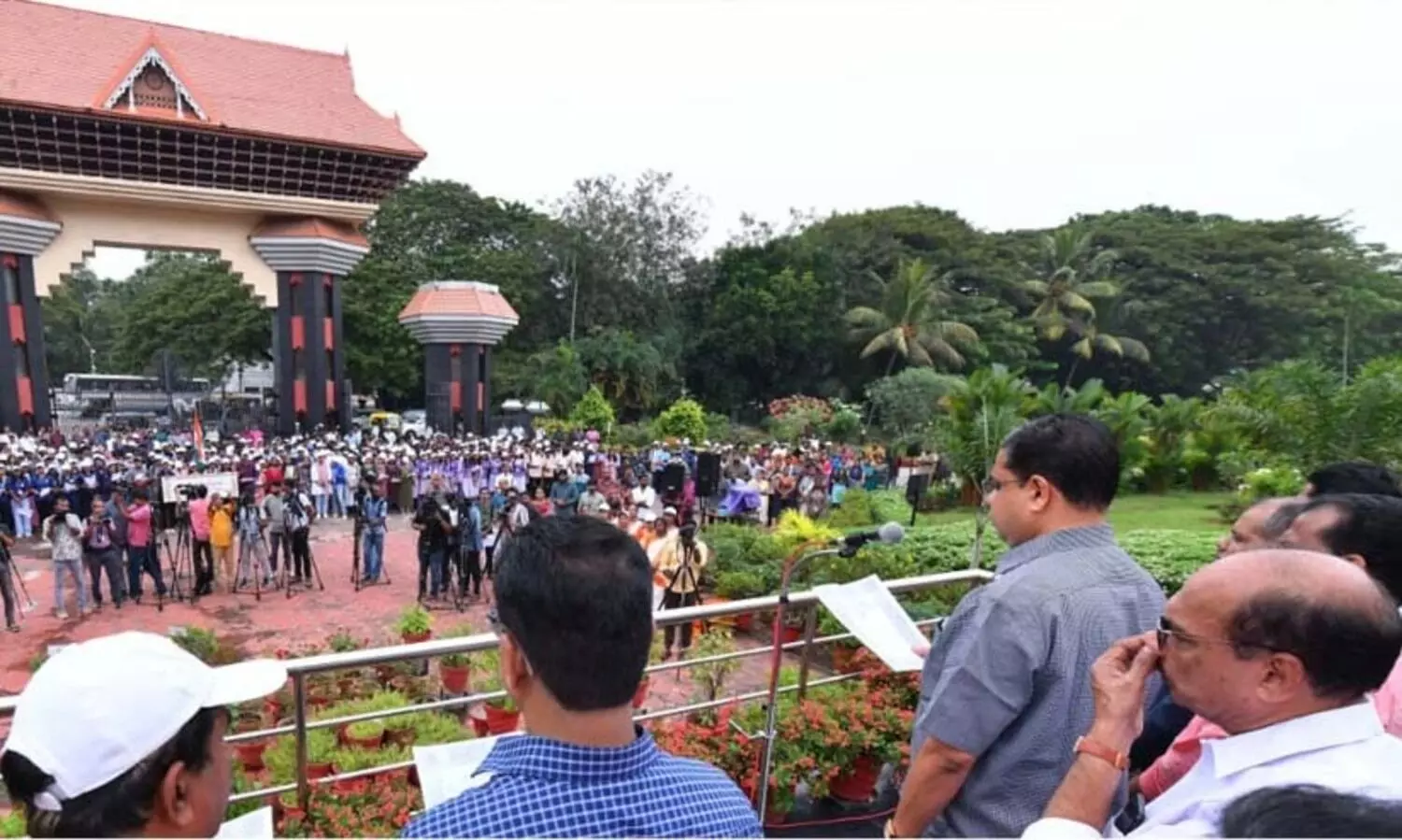 നിയമസഭാ പുസ്തകപ്രദർശനം തുടങ്ങി