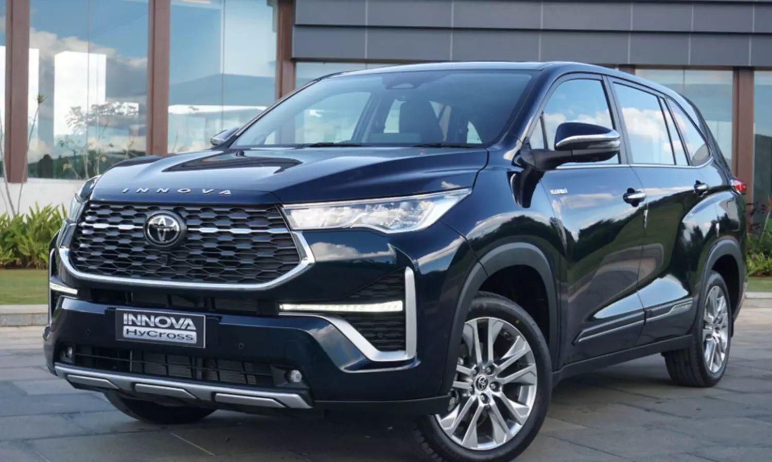 രണ്ടുവർഷം കൊണ്ട് വിറ്റത് ഒരു ലക്ഷം യൂനിറ്റ്; ടൊയോട്ട ഇന്നോവ ഹൈക്രോസിന് എന്തിനിത്ര കാത്തിരിപ്പ്..!