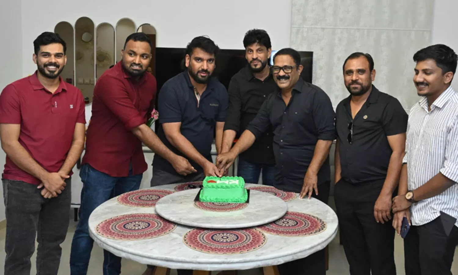 പ്ലസ് ടു കോഴക്കേസ് വിധി പിണറായിക്കേറ്റ അടിയെന്ന് കെ.എം. ഷാജി; കേക്ക് മുറിച്ച് ആഘോഷം