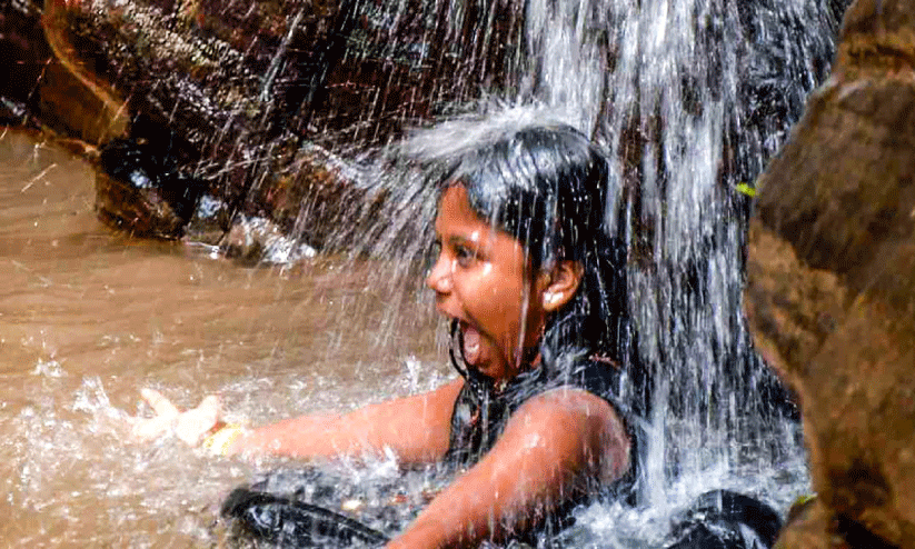 ഉരൽക്കുഴിയിൽ ശബരിമല തീർഥാടകർക്ക് പവിത്രസ്നാനം ഉരൽക്കുഴിയിൽ ശബരിമല തീർഥാടകർക്ക് പവിത്രസ്നാനം