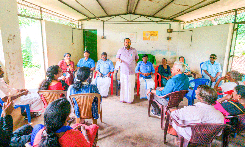 ഒ​ള​ക​ര ഉ​ന്ന​തി​യി​ലു​ള്ള​വ​ര്‍ക്ക് ഒ​ന്ന​ര ഏ​ക്ക​ര്‍ ഭൂ​മി