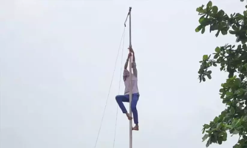 വിദ്യാർഥിയെ കൊടിമരത്തിൽ കയറ്റിയ സംഭവം: മന്ത്രി റിപ്പോർട്ട്​ തേടി