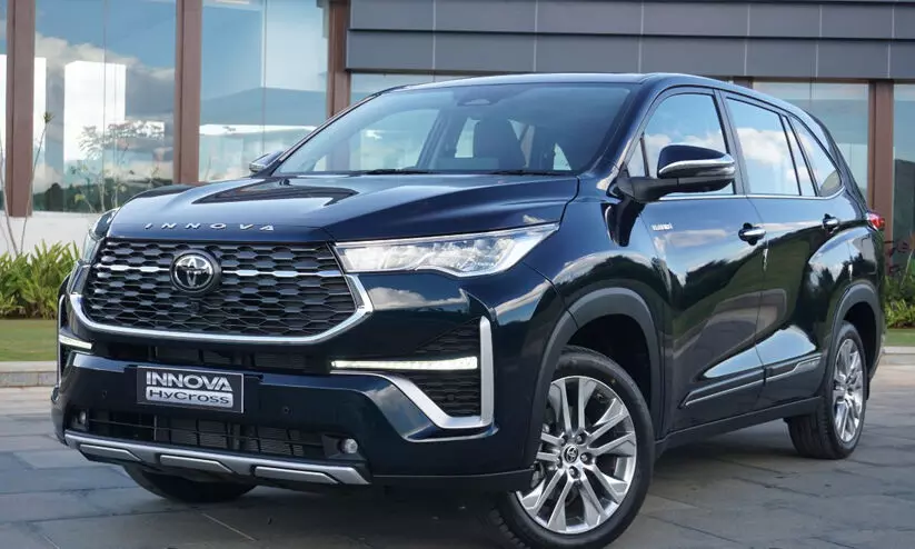 രണ്ടുവർഷം കൊണ്ട് വിറ്റത് ഒരു ലക്ഷം യൂനിറ്റ്; ടൊയോട്ട ഇന്നോവ ഹൈക്രോസിന് എന്തിനിത്ര കാത്തിരിപ്പ്..!