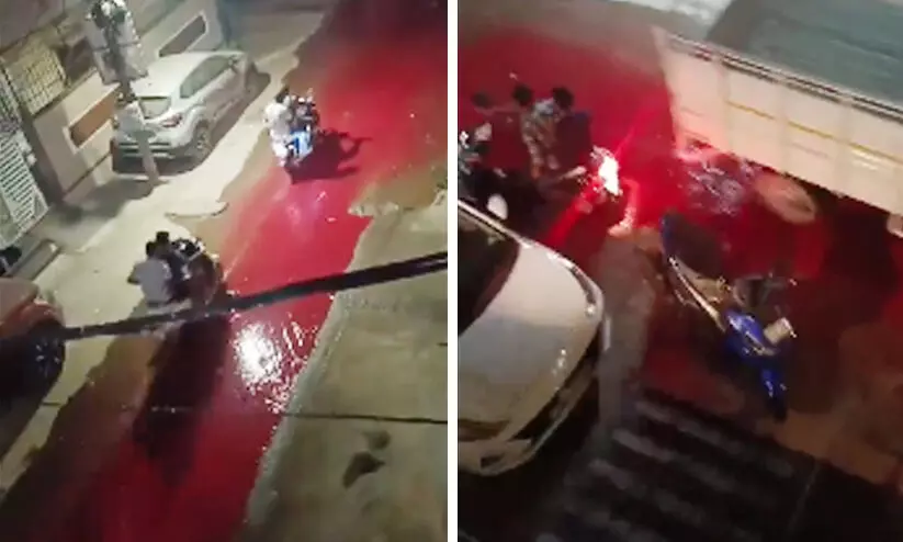 റോഡിലാകെ ഒഴുകിപ്പരന്ന് ചുവന്ന ദ്രാവകം; രക്തമാണെന്ന് കരുതി പരിഭ്രാന്തി