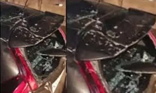 അരൂരിൽ ഹൈവേ നിർമാണ മേഖലയിൽ കാറിനു മുകളിലേക്ക് കോൺക്രീറ്റ് പാളി വീണു