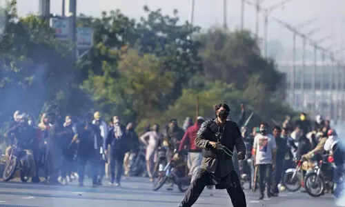 ഇമ്രാൻ ഖാ​ന്‍റെ മോചനമാവശ്യപ്പെട്ടുള്ള പ്രതിഷേധത്തിൽ  ആറ് പാക് സുരക്ഷാ ഉദ്യോഗസ്ഥർ കൊല്ലപ്പെട്ടു;   കണ്ടാലുടൻ വെടിവെക്കാൻ സൈന്യത്തിന് നിർദേശം