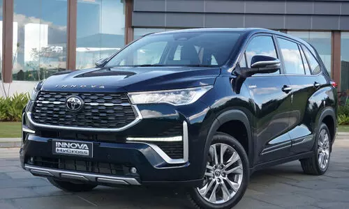 രണ്ടുവർഷം കൊണ്ട് വിറ്റത് ഒരു ലക്ഷം യൂനിറ്റ്; ടൊയോട്ട ഇന്നോവ ഹൈക്രോസിന് എന്തിനിത്ര കാത്തിരിപ്പ്..!