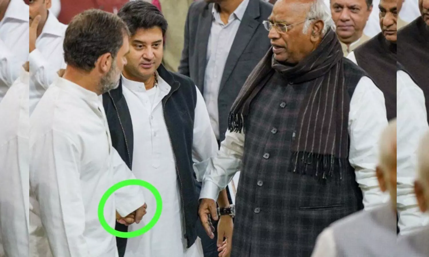 നാലുവർഷത്തിനുശേഷം ഉറ്റചങ്ങാതിമാർ വീണ്ടും കൈകൊടുത്തു; വൈറലായി ചിത്രം, ഊഹാപോഹങ്ങൾ ഒപ്പം