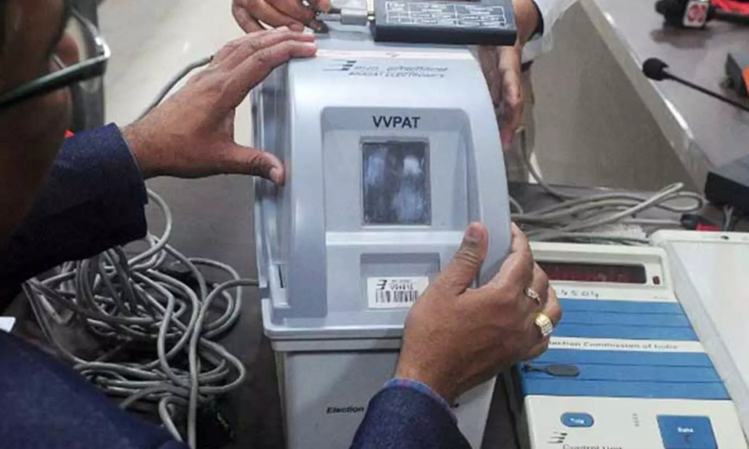 വോട്ടുയന്ത്രത്തിൽ സംശയം; വി.വി പാറ്റ് പരിശോധിക്കാൻ കോൺഗ്രസ് സഖ്യം