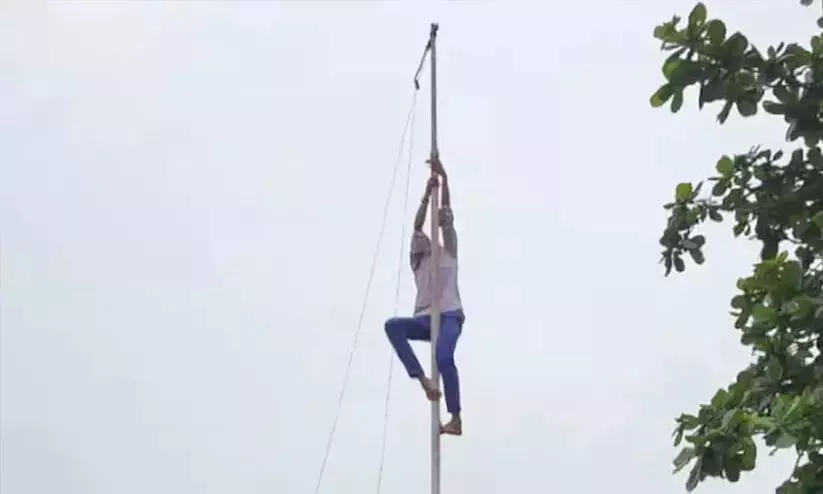 വിദ്യാർഥിയെ കൊടിമരത്തിൽ കയറ്റിയ സംഭവം: ബാലാവകാശ കമീഷൻ കേസെടുത്തു