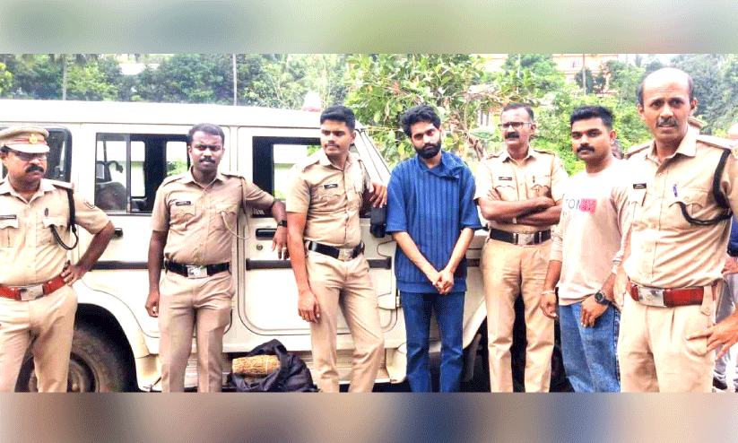 10 കിലോ കഞ്ചാവുമായി യുവാവ് പിടിയിൽ 10 കിലോ കഞ്ചാവുമായി യുവാവ് പിടിയിൽ