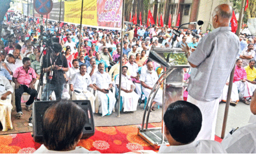 എ.ഡി.ബി ജലവിതരണ കരാർ; സമരം ശക്തിപ്പെടുമ്പോഴും പുനഃപരിശോധിക്കാതെ സർക്കാർ എ.ഡി.ബി ജലവിതരണ കരാർ; സമരം ശക്തിപ്പെടുമ്പോഴും പുനഃപരിശോധിക്കാതെ സർക്കാർ