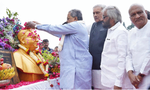 ഭ​ര​ണ​ഘ​ട​ന മാ​റ്റ​മി​ല്ലാ​തെ തു​ട​രാ​ൻ പൊ​രു​തും -മു​ഖ്യ​മ​ന്ത്രി സി​ദ്ധ​രാ​മ​യ്യ