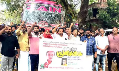 ബസിടിച്ച് ചികിത്സയിലായിരുന്ന വിദ്യാർഥി മരിച്ചു; ബസ്സുകൾ തടഞ്ഞിട്ട് നാട്ടുകാരുടെ പ്രതിഷേധം
