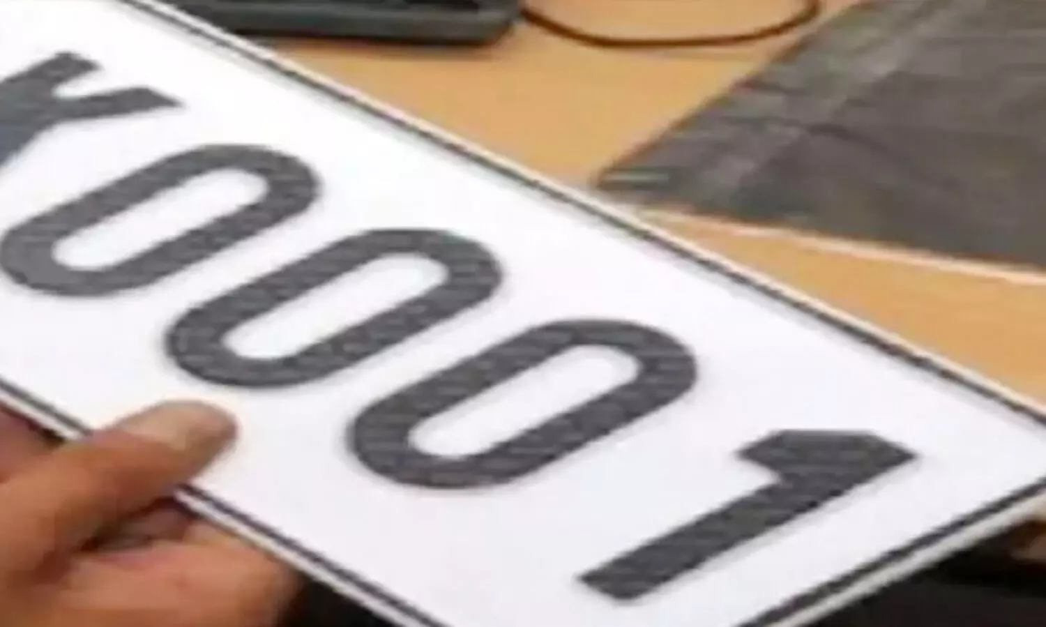 നമ്പർ 0001; ഇത് ലഭിക്കാൻ മെഴ്‌സിഡസ് കാർ ഉടമ നൽകിയത് 21 ലക്ഷം രൂപ!