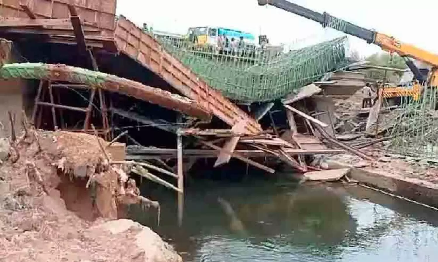 കൊല്ലത്ത് നിർമാണത്തിലിരുന്ന പാലം തകർന്നു; അപകടം കോൺക്രീറ്റ് ജോലിക്കിടെ