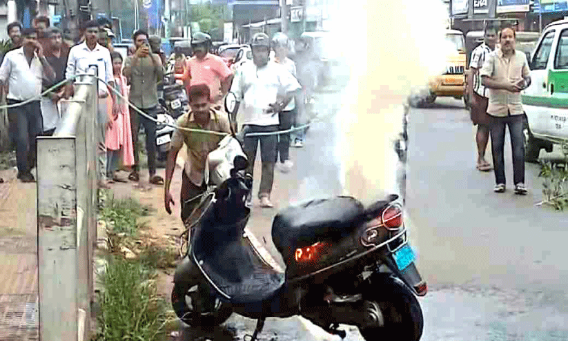 ഓടിക്കൊണ്ടിരുന്ന ഇലക്ട്രിക് സ്‌കൂട്ടറിൽനിന്ന് തീപടർന്നു; യുവതിയും കുട്ടിയും രക്ഷപ്പെട്ടു