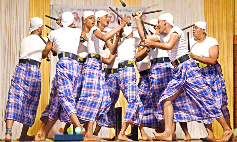 ആലുവയും എറണാകുളവുമായി കിരീടപ്പോര്... ആലുവയും എറണാകുളവുമായി കിരീടപ്പോര്...