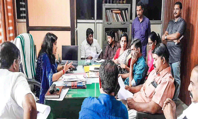 എല്‍.ഡി.എഫ് കൗണ്‍സിലര്‍മാര്‍ നഗരസഭ സെക്രട്ടറിയെ ഉപരോധിച്ചു