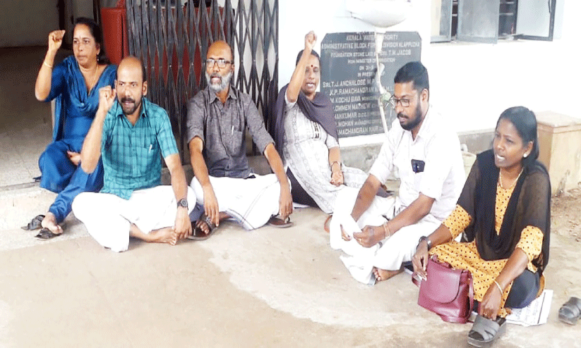 കുടിവെള്ള ക്ഷാമം; ജല അതോറിറ്റി ഓഫിസിന് മുന്നിൽ കുത്തിയിരുന്ന് ജനപ്രതിനിധികൾ കുടിവെള്ള ക്ഷാമം; ജല അതോറിറ്റി ഓഫിസിന് മുന്നിൽ കുത്തിയിരുന്ന് ജനപ്രതിനിധികൾ