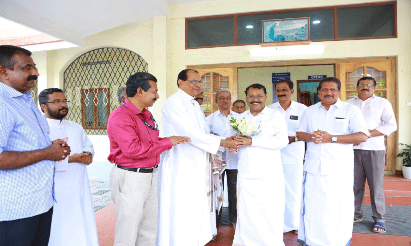 മുനമ്പം വഴി സ്വാധീനം കൂട്ടാൻ​ ബി.ജെ.പി ശ്രീധരൻപിള്ള-മോൻസ്​ ജോസഫ്​ കൂടിക്കാഴ്​ച​ വിവാദത്തിൽ