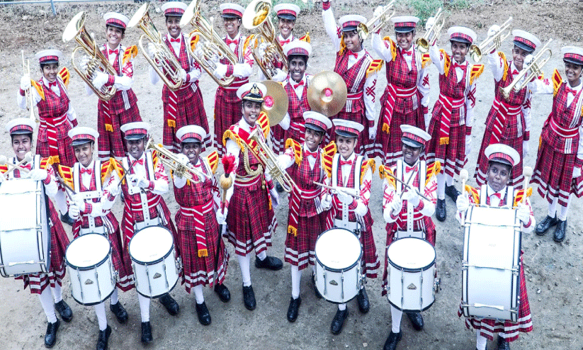 ഒറ്റയാൾ ​പോരാട്ടത്തിനിറങ്ങി താരങ്ങളായി ബാൻഡ്​ ടീം