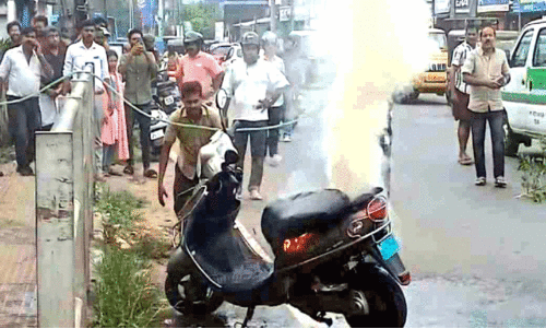 ഓടിക്കൊണ്ടിരുന്ന ഇലക്ട്രിക് സ്‌കൂട്ടറിൽനിന്ന് തീപടർന്നു; യുവതിയും കുട്ടിയും രക്ഷപ്പെട്ടു