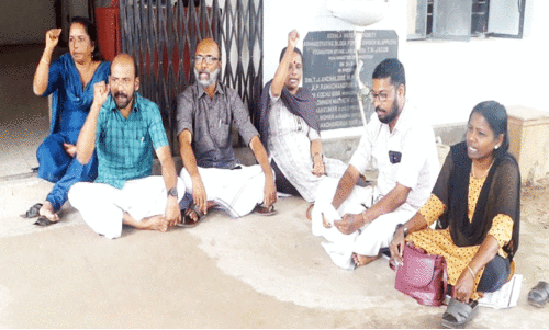 കുടിവെള്ള ക്ഷാമം; ജല അതോറിറ്റി ഓഫിസിന്​ മുന്നിൽ കുത്തിയിരുന്ന്​ ജനപ്രതിനിധികൾ