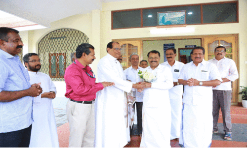 മുനമ്പം വഴി സ്വാധീനം കൂട്ടാൻ​ ബി.ജെ.പി ശ്രീധരൻപിള്ള-മോൻസ്​ ജോസഫ്​ കൂടിക്കാഴ്​ച​ വിവാദത്തിൽ