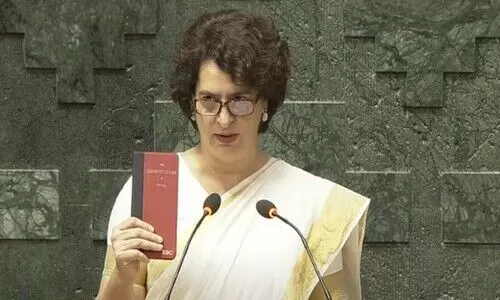 ഭരണഘടന കൈയിലേന്തി പ്രിയങ്ക ഗാന്ധിയുടെ സത്യപ്രതിജ്ഞ; എത്തിയത് കേരളാസാരിയിൽ