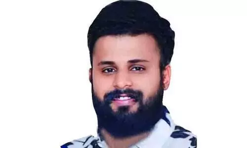 ബൈക്ക് മതിലിലും പോസ്റ്റിലും ഇടിച്ച് തെറിച്ച് വീണ യുവാവ് മരിച്ചു