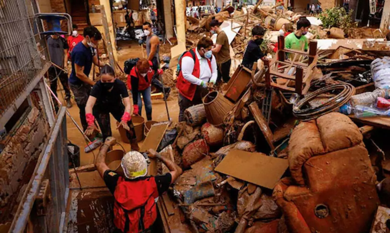 പ്രളയത്തിനു പിന്നാലെ ശമ്പളത്തോടെയുള്ള   ‘കാലാവസ്ഥാ അവധി’യുമായി സ്​പെയ്ൻ