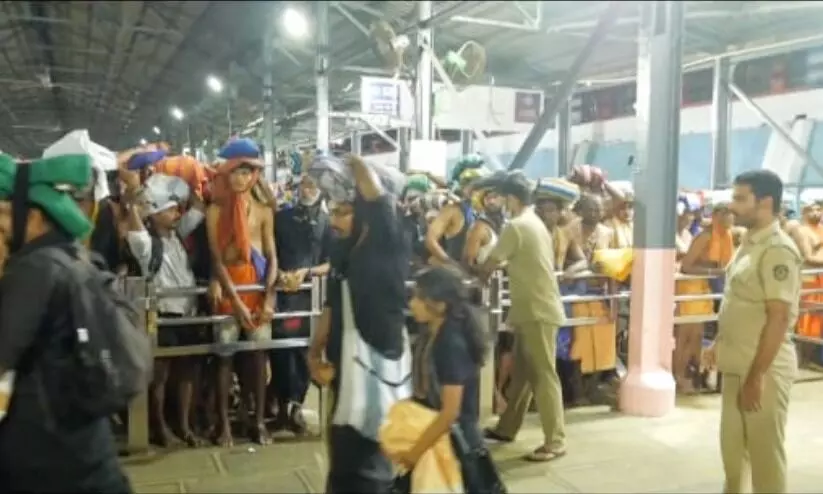 ശബരിമലയിലേക്ക് ഭക്തജന പ്രവാഹം; വ്യാഴാഴ്ച മാത്രം എത്തിയത് 88,751തീർഥാടകർ ശബരിമലയിലേക്ക് ഭക്തജന പ്രവാഹം; വ്യാഴാഴ്ച മാത്രം എത്തിയത് 88,751തീർഥാടകർ