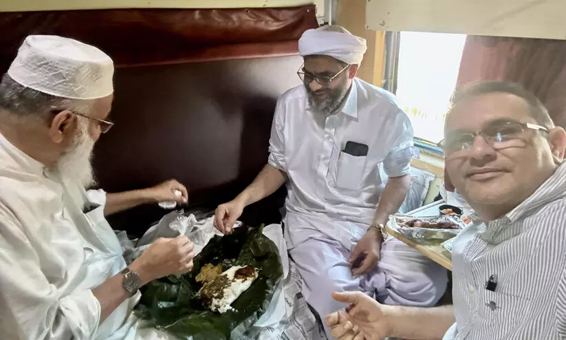 ‘രണ്ടുപേർക്കുള്ള ഭക്ഷണം ഞങ്ങൾ മൂന്നുപേർ കഴിച്ചു, വയറും മനസ്സും ഒരുപോലെ നിറഞ്ഞ സൽക്കാരം...’ -​ട്രെയിനിലെ അപ്രതീക്ഷിത വിരുന്നിനെ കുറിച്ച് മുനവ്വറലി ശിഹാബ് തങ്ങൾ