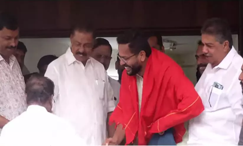 mv govindan welcomes dr p sarin at akg center mv govindan welcomes dr p sarin at akg center