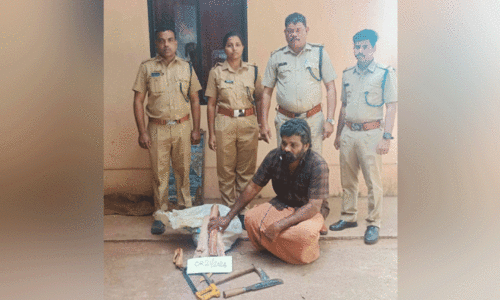 ചന്ദനത്തടികളുമായി ഒരാൾ അറസ്റ്റിൽ ചന്ദനത്തടികളുമായി ഒരാൾ അറസ്റ്റിൽ