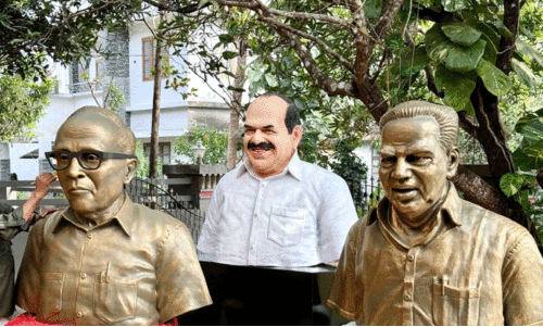 നേതാക്കളാൽ സമ്പന്നം, ഉണ്ണി കാനായിയുടെ പണിപ്പുര