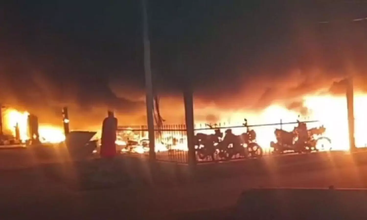 വരാണസിയിലെ റെയിൽവേ പാർക്കിങ്ങിൽ തീപിടിത്തം;   150 ഇരുചക്രവാഹനങ്ങൾ കത്തിനശിച്ചു