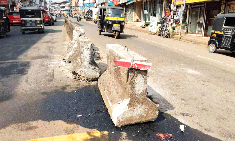വ​ളാ​ഞ്ചേ​രി ടൗ​ണി​ൽ ഗ​താ​ഗ​ത​ക്കു​രു​ക്ക് കു​റ​ക്കാ​ൻ സ്ഥാ​പി​ച്ച ഡി​വൈ​ഡ​ർ അ​പ​ക​ട​ക്കെ​ണി