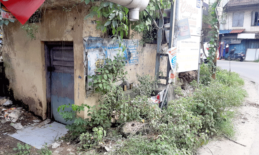 മാർക്കറ്റ് റോഡിലെ ശൗചാലയം അടച്ചിട്ടത് ദുരിതമായി