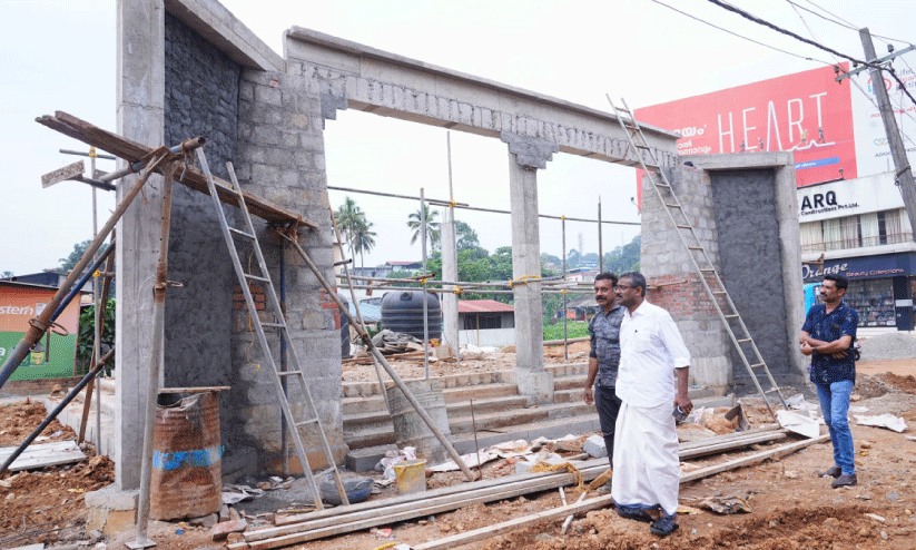 മുഖം മാറുന്ന പത്തനംതിട്ട; നഗര ഹൃദയത്തുടിപ്പ് ഏറ്റുവാങ്ങാൻ ടൗൺ സ്ക്വയർ ഒരുങ്ങുന്നു മുഖം മാറുന്ന പത്തനംതിട്ട; നഗര ഹൃദയത്തുടിപ്പ് ഏറ്റുവാങ്ങാൻ ടൗൺ സ്ക്വയർ ഒരുങ്ങുന്നു