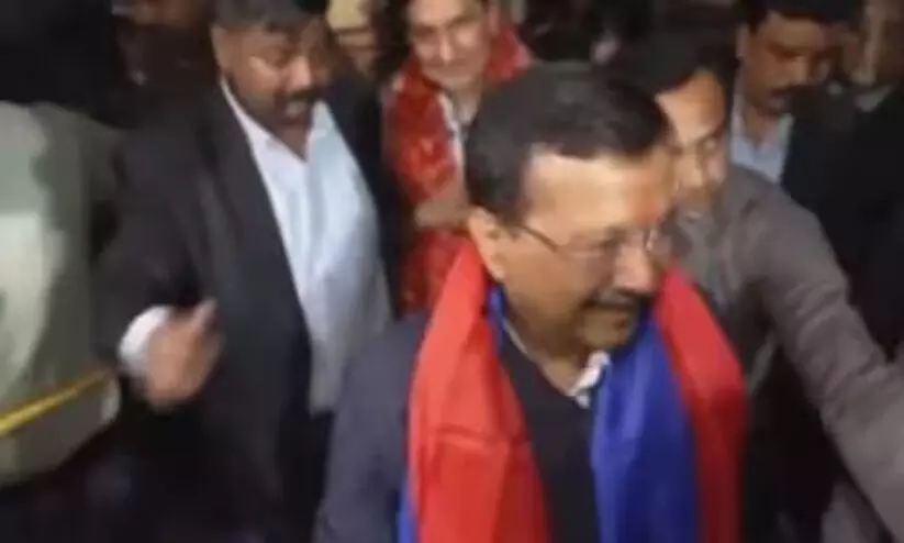 കെജ്രിവാളിന്റെ മുഖത്ത് ദ്രാവകമൊഴിച്ച് യുവാവ്; സംഭവത്തിന്റെ ദൃശ്യങ്ങൾ പുറത്ത് കെജ്രിവാളിന്റെ മുഖത്ത് ദ്രാവകമൊഴിച്ച് യുവാവ്; സംഭവത്തിന്റെ ദൃശ്യങ്ങൾ പുറത്ത്