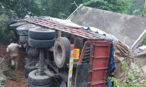 Four injured as lorry overturns on house in Pandalam