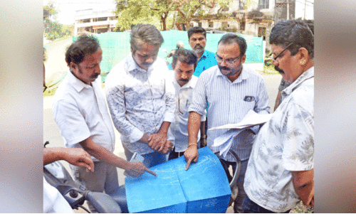 ക​ല്ലാ​യി​പ്പു​ഴ കൈ​യേ​റ്റം അ​ന്വേ​ഷി​ക്കാ​നെ​ത്തി​യ ഉ​ദ്യോ​ഗ​സ്ഥ​ർ ത​മ്മി​ൽ ‘അ​തി​ർ​ത്തി​ത്ത​ർ​ക്കം’