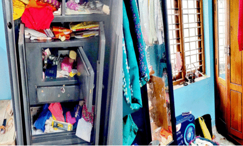 പൂട്ടിക്കിടന്ന വീട് കുത്തിത്തുറന്ന് ലക്ഷം രൂപയും റാഡോ വാച്ചും കവർന്നു