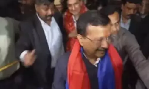 കെജ്രിവാളിന്റെ മുഖത്ത് ​ദ്രാവകമൊഴിച്ച് യുവാവ്; സംഭവത്തിന്റെ ദൃശ്യങ്ങൾ പുറത്ത്